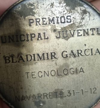 Primer plano de la medalla otorgada a Gelson Bladimir García en los Premios Municipal Juventud de Navarrete, categoría Tecnología, el 31 de enero de 2012.