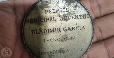 Primer plano de la medalla otorgada a Gelson Bladimir García en los Premios Municipal Juventud de Navarrete, categoría Tecnología, el 31 de enero de 2012.