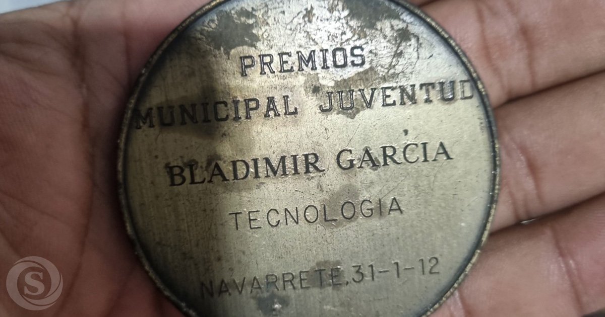 Primer plano de la medalla otorgada a Gelson Bladimir García en los Premios Municipal Juventud de Navarrete, categoría Tecnología, el 31 de enero de 2012.