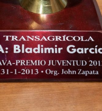 Placa de reconocimiento entregada a Bladimir García durante los Premios Navarrete Juventud 2013, organizados por John Zapata y patrocinados por Transagrícola.