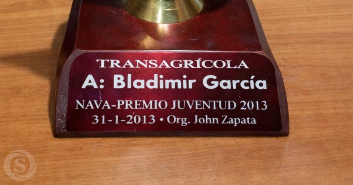 Placa de reconocimiento entregada a Bladimir García durante los Premios Navarrete Juventud 2013, organizados por John Zapata y patrocinados por Transagrícola.