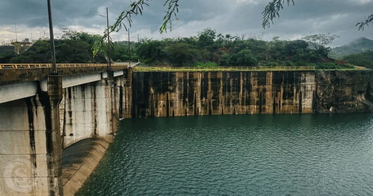 Vista de la Presa de Monción con aumento en el nivel del agua tras intensas lluvias en la región.