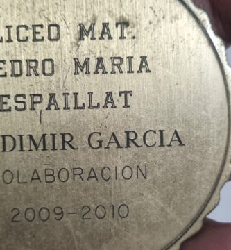 Primer plano de una medalla de reconocimiento otorgada por el Liceo Matutino Pedro María Espaillat a Bladimir García por su colaboración durante el período escolar 2009-2010.