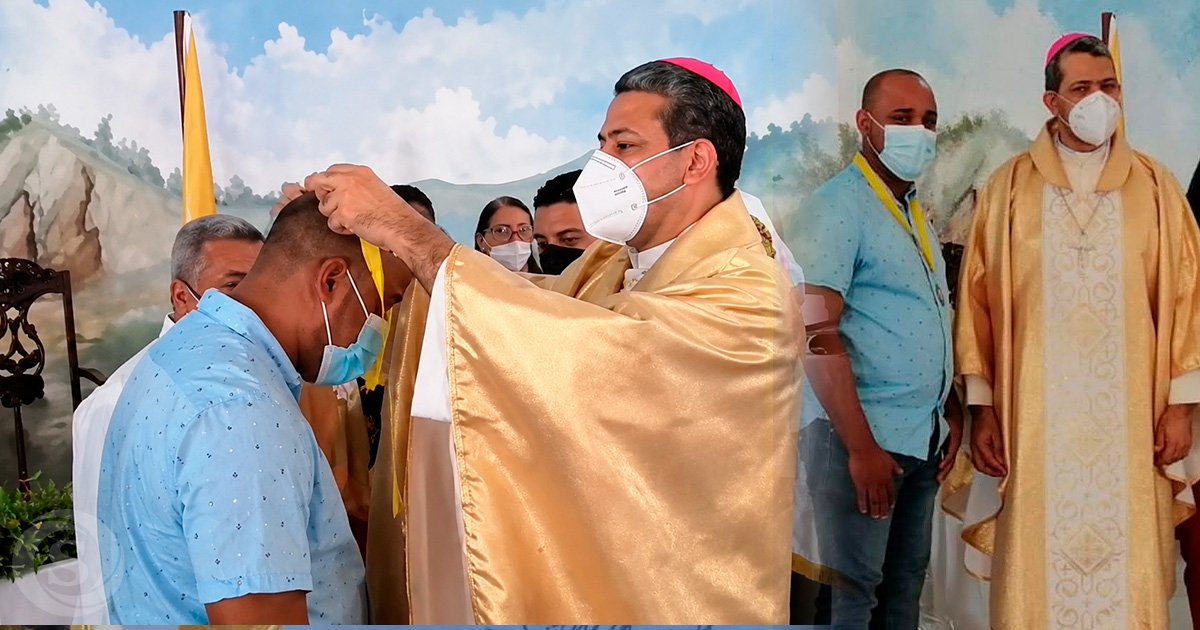 Gelson Bladimir García recibe la Medalla de Honor Santa Ana durante una ceremonia celebrada en la Parroquia Santa Ana de Navarrete.