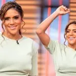 Francisca sonríe durante una aparición televisiva mientras celebra con los brazos levantados.