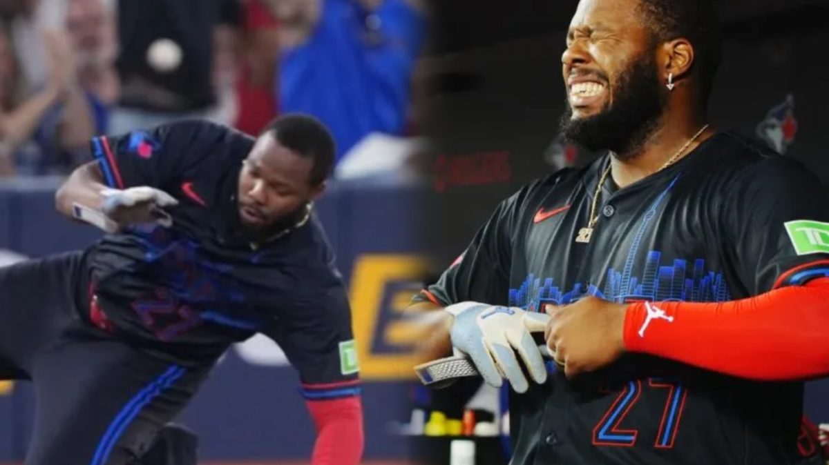 Vladimir Guerrero Jr. muestra gestos de dolor durante un partido de los Toronto Blue Jays tras recibir un fuerte golpe accidental en la cabeza.
