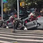 Accidente múltiple en Inwood, Nueva York, con un Chevrolet Corvette y otros vehículos severamente dañados en la intersección de West 204th Street y Sherman Avenue.