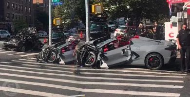 Accidente múltiple en Inwood, Nueva York, con un Chevrolet Corvette y otros vehículos severamente dañados en la intersección de West 204th Street y Sherman Avenue.