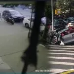 Imagen del accidente ocurrido en Inwood, Upper Manhattan, donde un Corvette quedó severamente dañado tras una colisión. La imagen también muestra una captura de una cámara de seguridad del incidente.