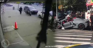 Imagen del accidente ocurrido en Inwood, Upper Manhattan, donde un Corvette quedó severamente dañado tras una colisión. La imagen también muestra una captura de una cámara de seguridad del incidente.