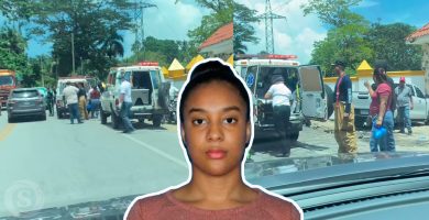 Johanna Surimar Escolástico junto a imágenes del lugar donde ocurrió el accidente de tránsito en El Abanico, Villa Riva.