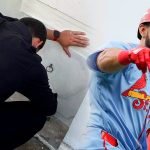 Joshua Báez celebra su histórico debut con los Cardenales de San Luis tras conectar tres jonrones ante los Cachorros de Chicago.