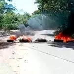 Neumáticos encendidos bloquean la carretera Navarrete–Capilla durante una protesta de comunitarios.