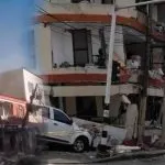 Edificio de varios niveles con daños estructurales y escombros en una calle tras el fuerte terremoto registrado en Ayacucho, Perú.