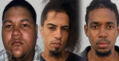 Tres hombres detenidos son mostrados en fotografías relacionadas con una investigación policial en Los Alcarrizos.