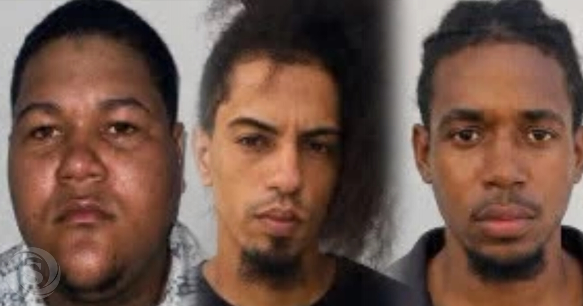 Tres hombres detenidos son mostrados en fotografías relacionadas con una investigación policial en Los Alcarrizos.