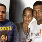 Carlos José Troche, conocido como Nino Dollar, junto a una fotografía de Wilmer Rodríguez y su hija Wilkaren, víctimas de un accidente de tránsito en Santo Domingo.