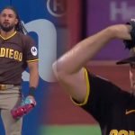 Fernando Tatis Jr. luce el uniforme de los Padres de San Diego mientras protagoniza una espectacular jugada defensiva ante los Mets de Nueva York.