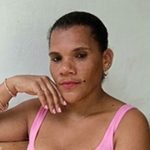 Mujer identificada como Alix Yolanda Vargas, con blusa rosada, sentada y posando para un retrato.