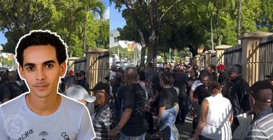 Retrato de un joven junto a una multitud de personas reunidas frente a una sede judicial en medio de la expectativa por una audiencia.