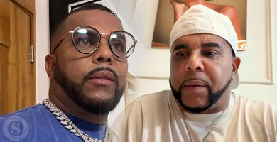 Dos artistas dominicanos posan juntos frente a la cámara durante un encuentro.