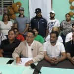 Representantes del Movimiento Político Ciudadano y del Partido Frente Amplio durante un pronunciamiento sobre la tarifa eléctrica y las obras pendientes en Navarrete, Santiago.