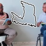 Entrevista sobre la historia de Navarrete con dos comunicadores y el mapa del municipio José E. Bisonó.