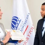 Jhonattan Erick recibe un reconocimiento de una representante de Nueva Jersey por su labor comunitaria y aportes a la seguridad ciudadana.