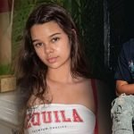 Fotografía de los estudiantes Rolfi Still Martínez Salcedo y Scarlett Rivas junto a una imagen de las honras fúnebres en Santiago.