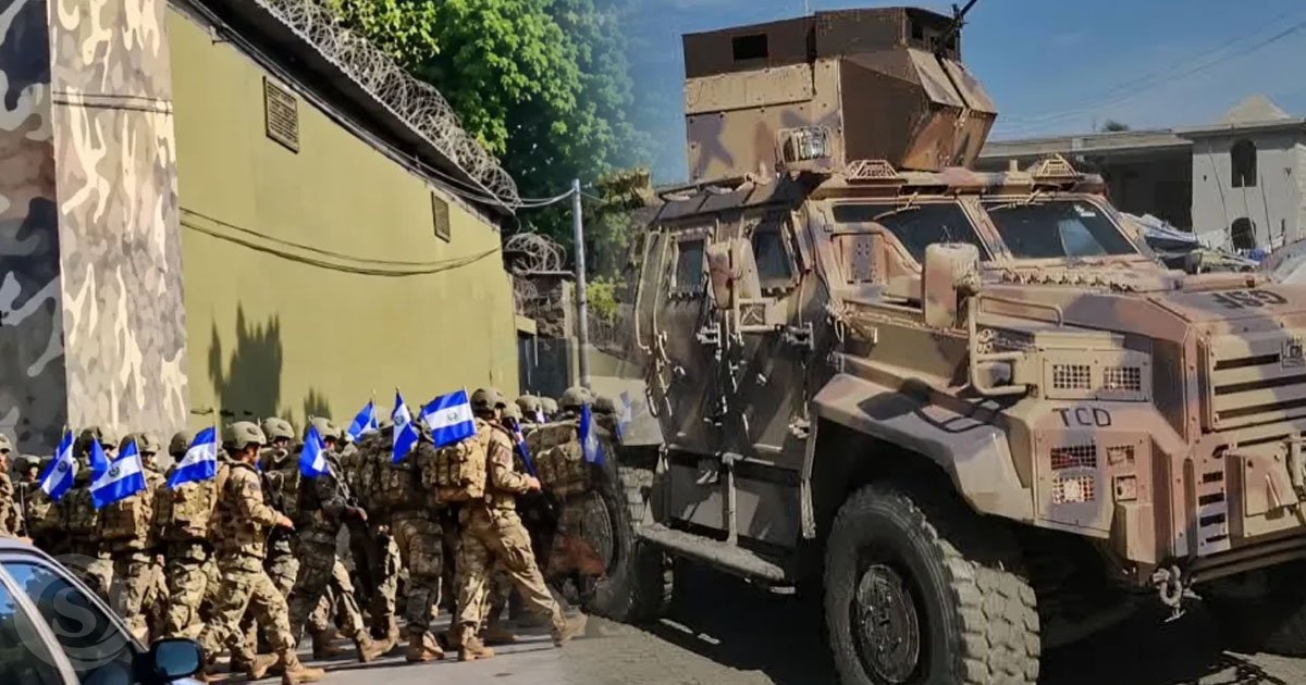 Soldados salvadoreños con banderas de El Salvador junto a un vehículo blindado durante su despliegue en Haití.