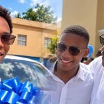 Padre sorprende a sus dos hijos con vehículos durante la graduación del menor en San Cristóbal, República Dominicana.
