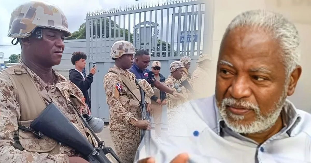 Militares dominicanos custodian una instalación fronteriza mientras Edwin Paraison analiza la seguridad entre República Dominicana y Haití.