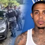 Jeury Cuello Martínez junto a imagen de agentes policiales durante un operativo en Villa Liberación, Santo Domingo