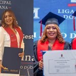 La regidora Arelys Cabrera junto al presidente Luis Abinader y su esposo Iván Rodríguez durante su graduación de maestría en Derecho Administrativo y Gestión Municipal.