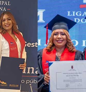 La regidora Arelys Cabrera junto al presidente Luis Abinader y su esposo Iván Rodríguez durante su graduación de maestría en Derecho Administrativo y Gestión Municipal.