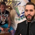 La Mossanú sentado en un sillón junto a una imagen del presidente Nayib Bukele durante una comparecencia pública.