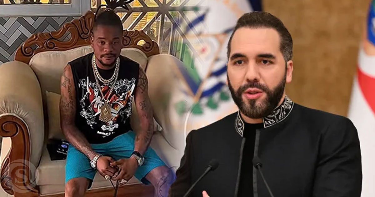 La Mossanú sentado en un sillón junto a una imagen del presidente Nayib Bukele durante una comparecencia pública.