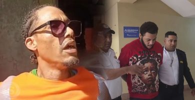 Hombre con gafas de sol junto a una imagen de un joven escoltado por agentes de seguridad en un pasillo.