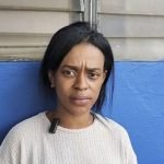 Mujer identificada como Génesis Irisarry Rodríguez, quien denuncia un asalto y una agresión sexual en Los Espínola, San Francisco de Macorís.