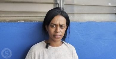 Mujer identificada como Génesis Irisarry Rodríguez, quien denuncia un asalto y una agresión sexual en Los Espínola, San Francisco de Macorís.