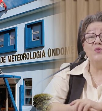 Gloria Ceballos informa sobre las lluvias en República Dominicana frente a la sede del Instituto Dominicano de Meteorología (Indomet).