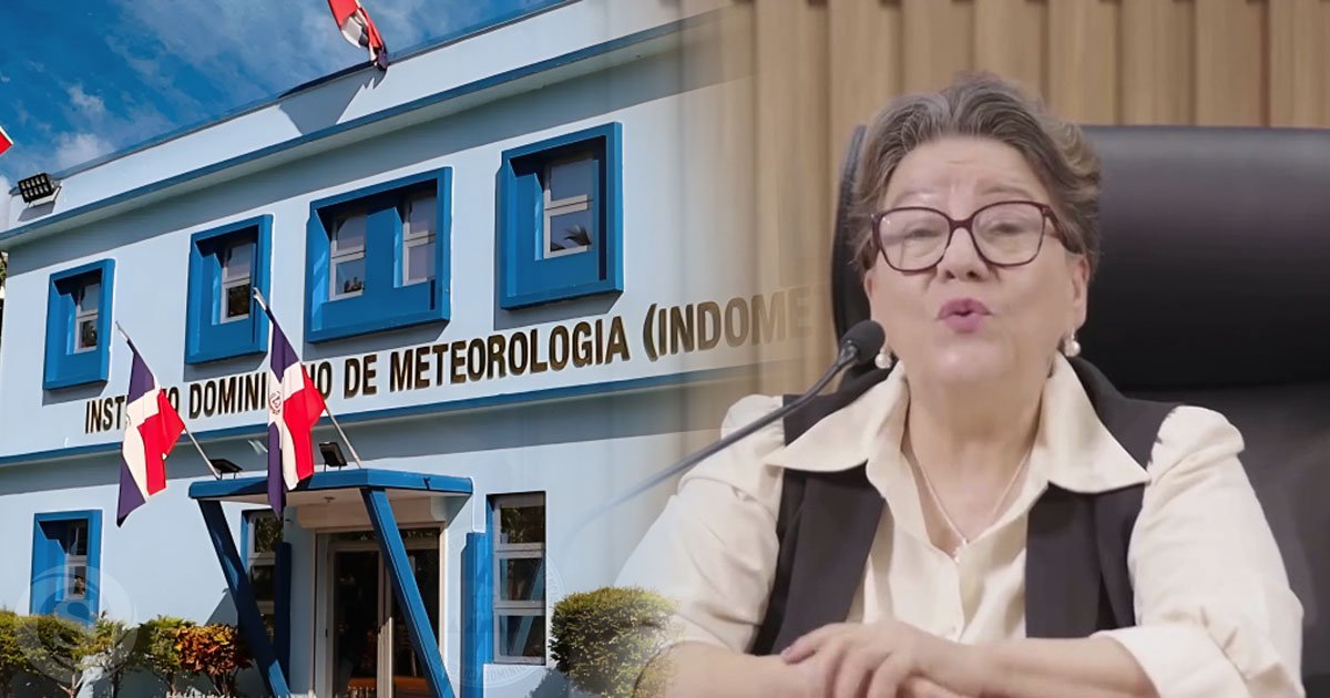 Gloria Ceballos informa sobre las lluvias en República Dominicana frente a la sede del Instituto Dominicano de Meteorología (Indomet).