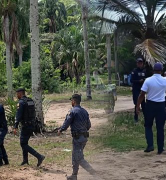 Agentes policiales intervienen a varias personas durante un operativo en una zona de Playa Encuentro, Cabarete.